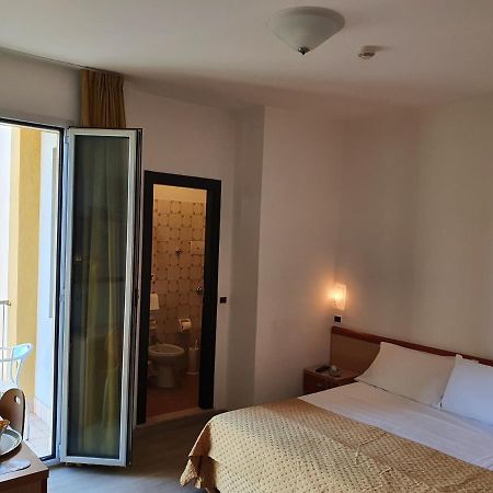 Hotel Tilmar Ріміні Екстер'єр фото