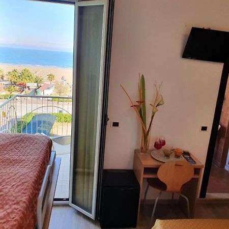 Hotel Tilmar Ріміні Екстер'єр фото
