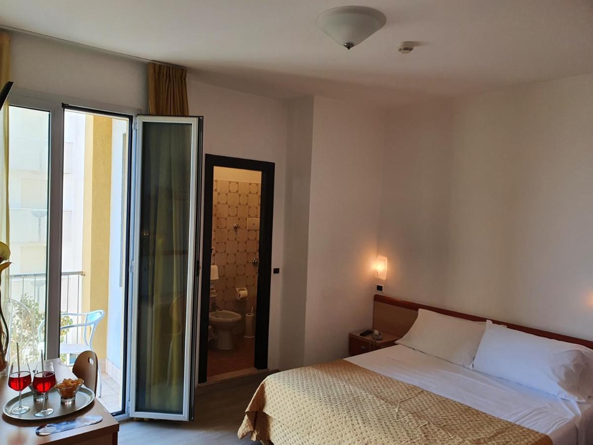 Hotel Tilmar Ріміні Екстер'єр фото