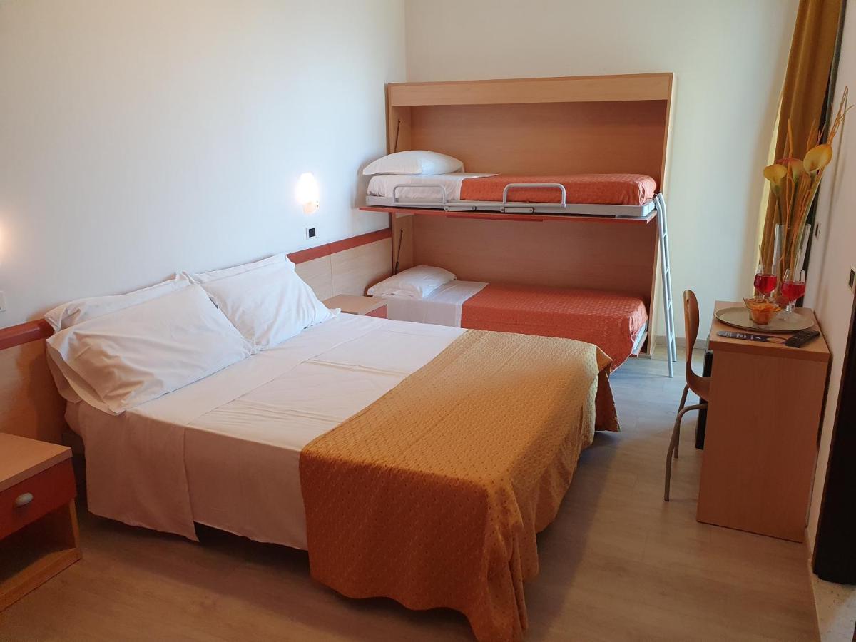Hotel Tilmar Ріміні Екстер'єр фото