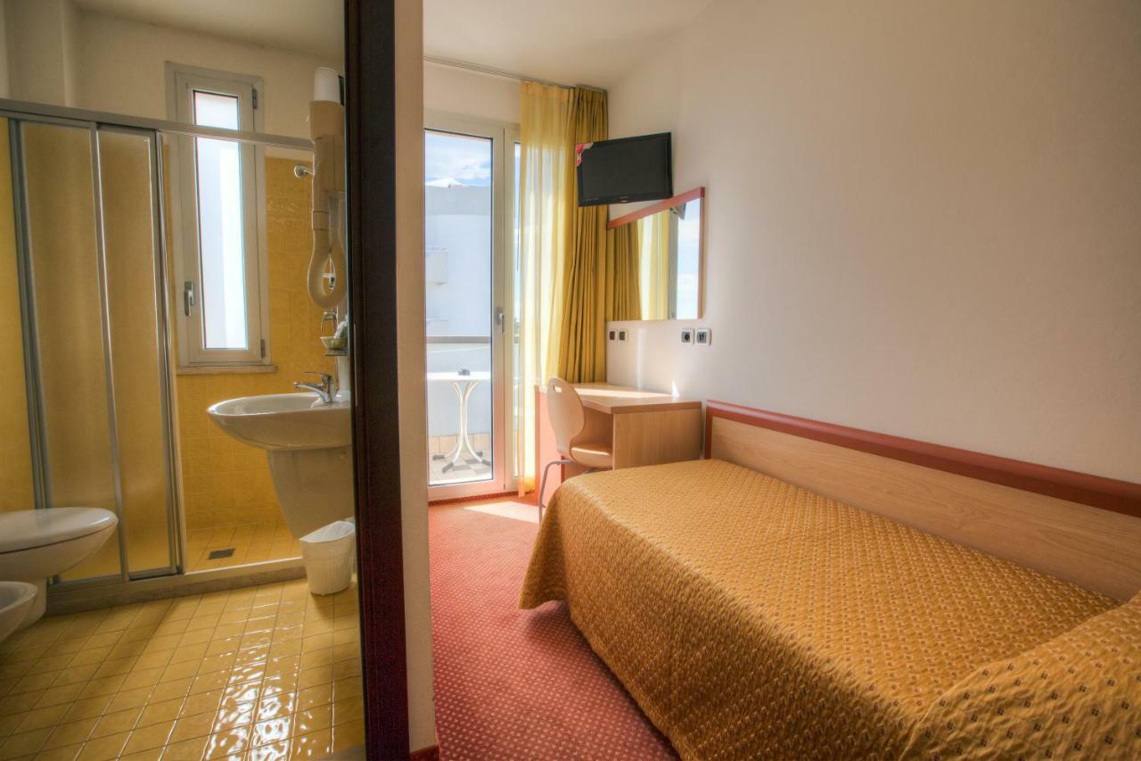 Hotel Tilmar Ріміні Екстер'єр фото