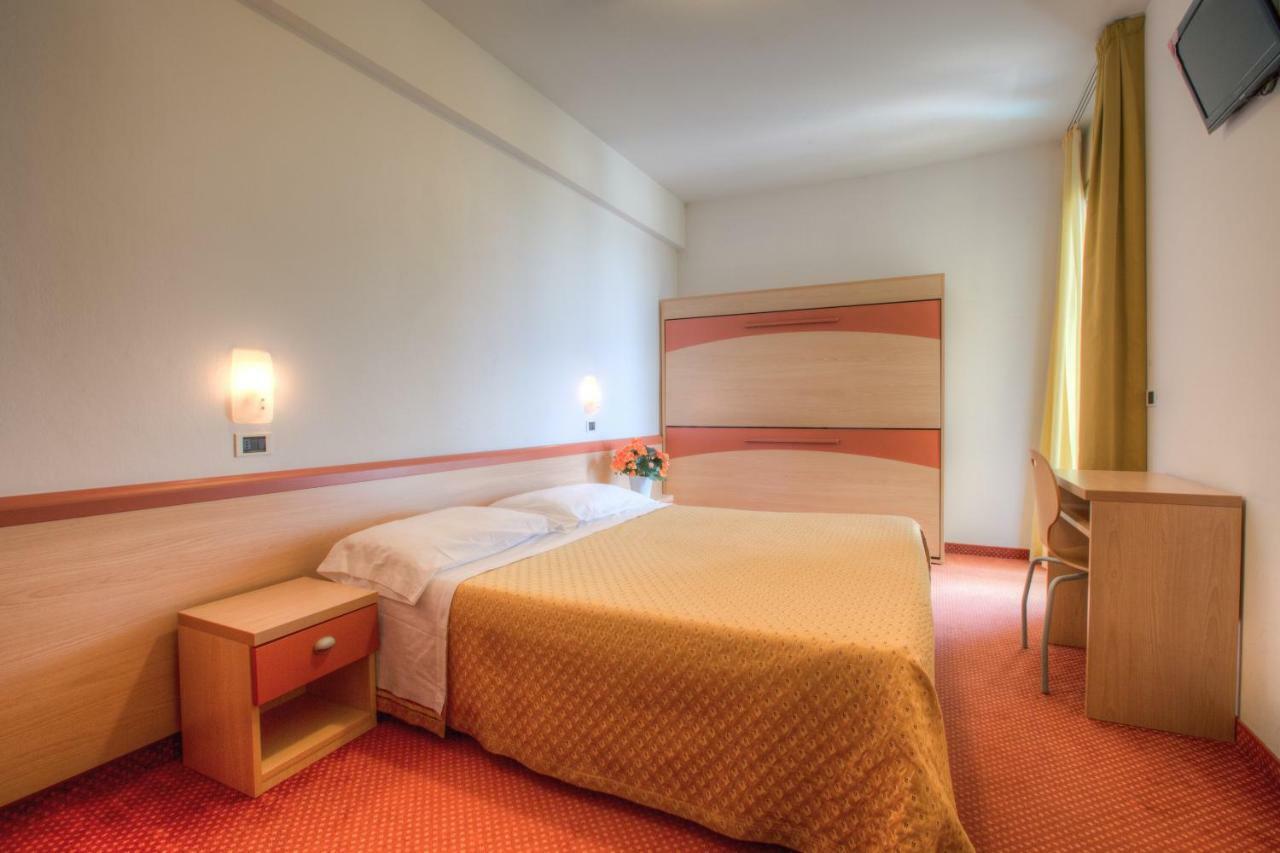 Hotel Tilmar Ріміні Екстер'єр фото