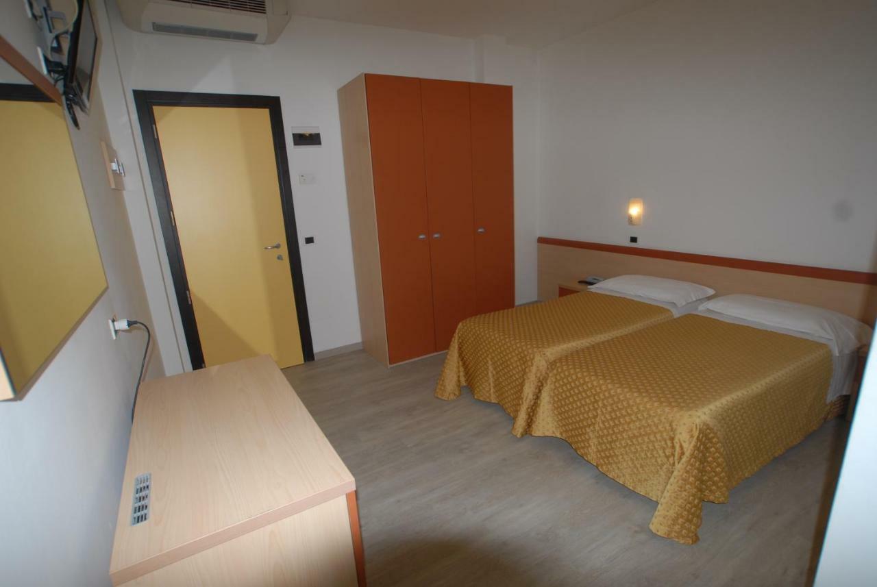 Hotel Tilmar Ріміні Екстер'єр фото