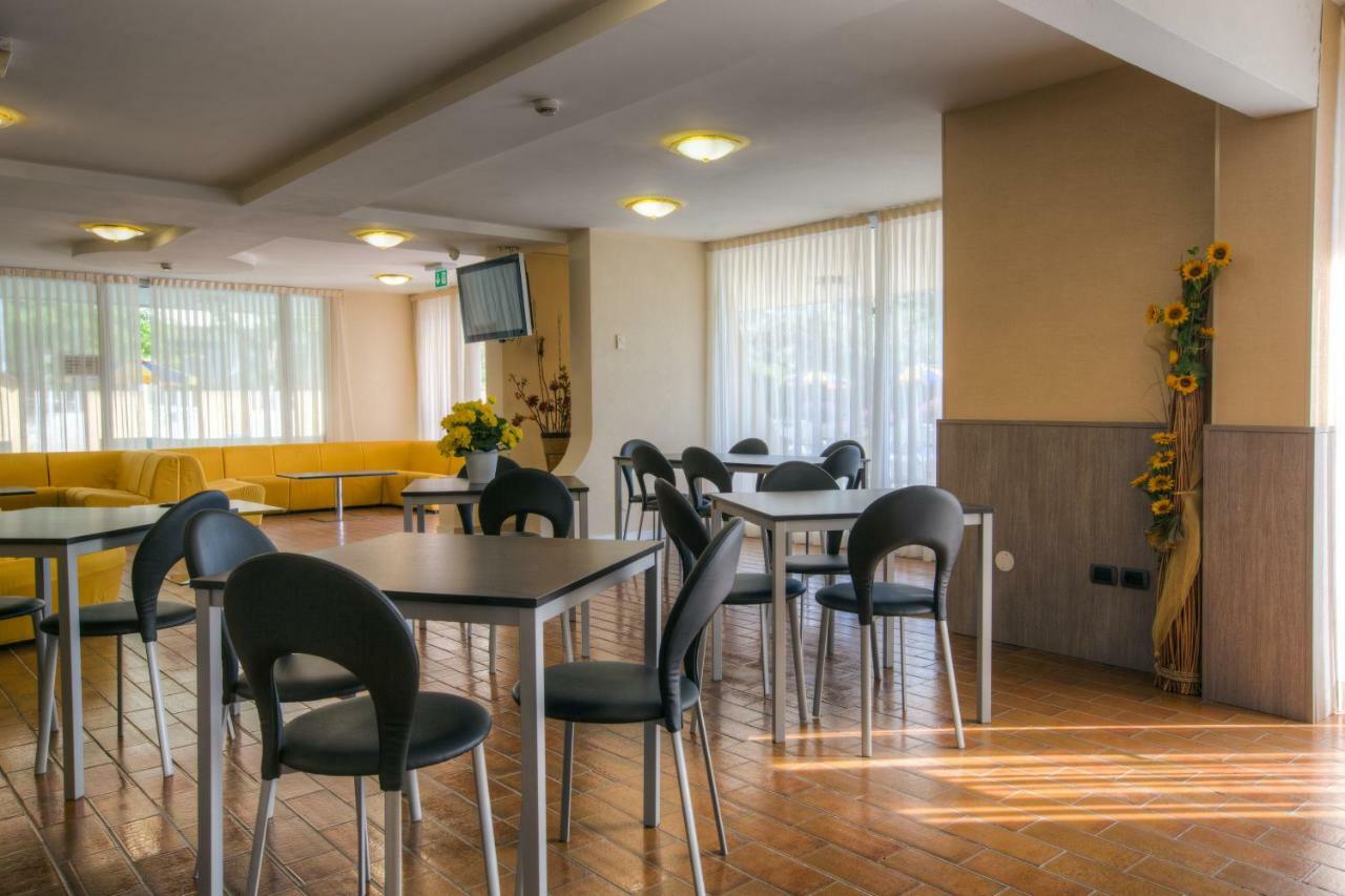 Hotel Tilmar Ріміні Екстер'єр фото