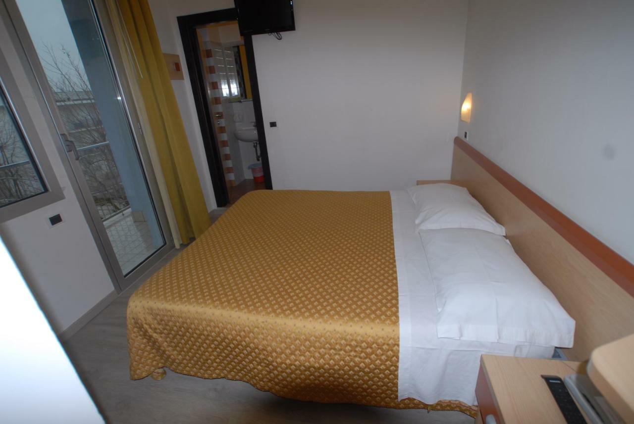 Hotel Tilmar Ріміні Екстер'єр фото